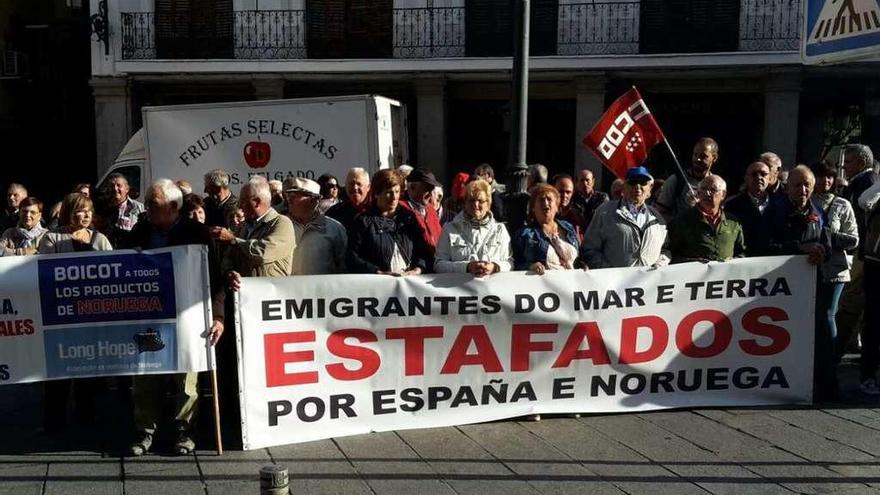 Los exmarinos en Noruega protestan en Madrid