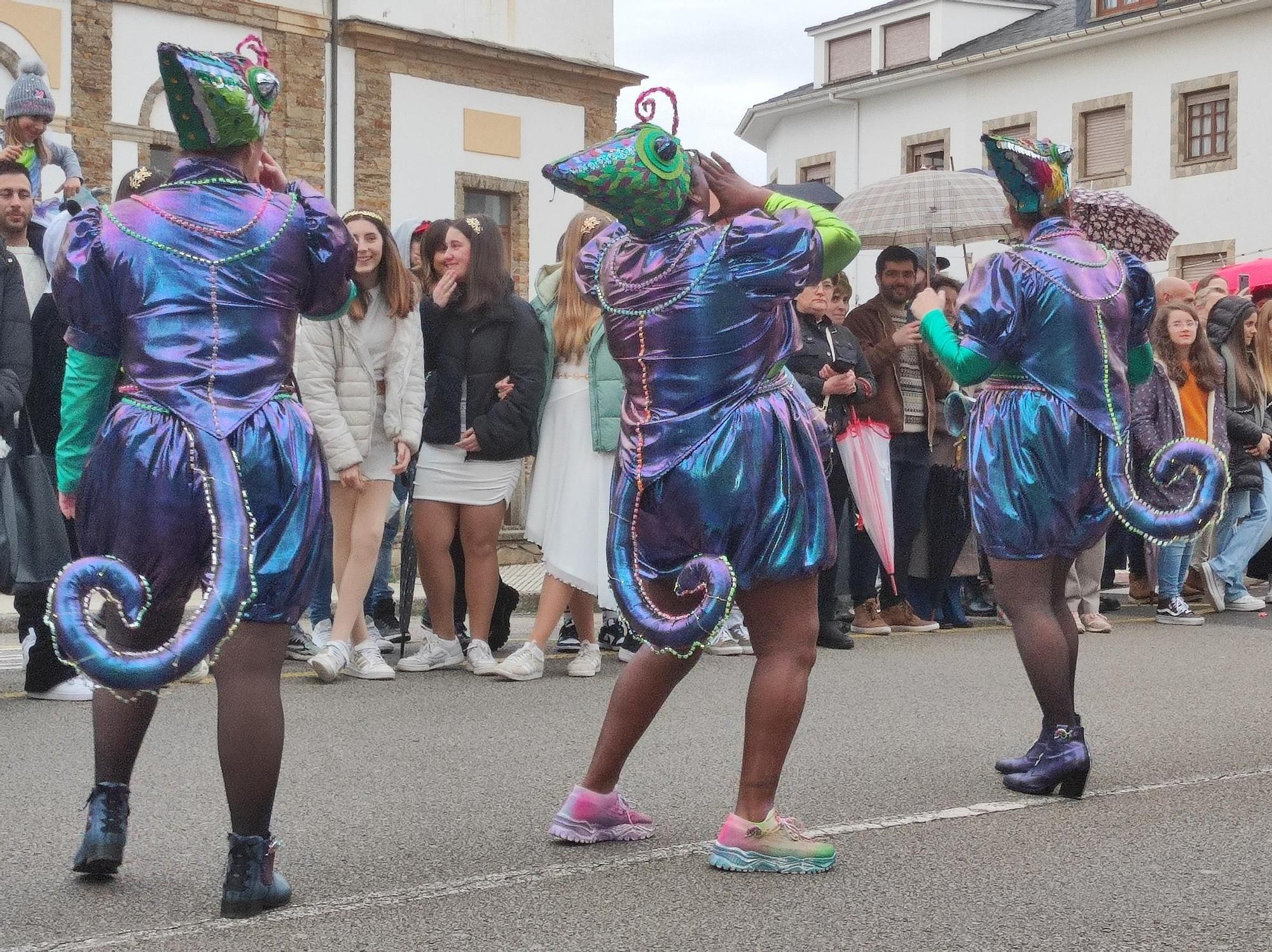 En imágenes: Las calles de Tapia se llenan para ver su vistoso desfile de Carnaval