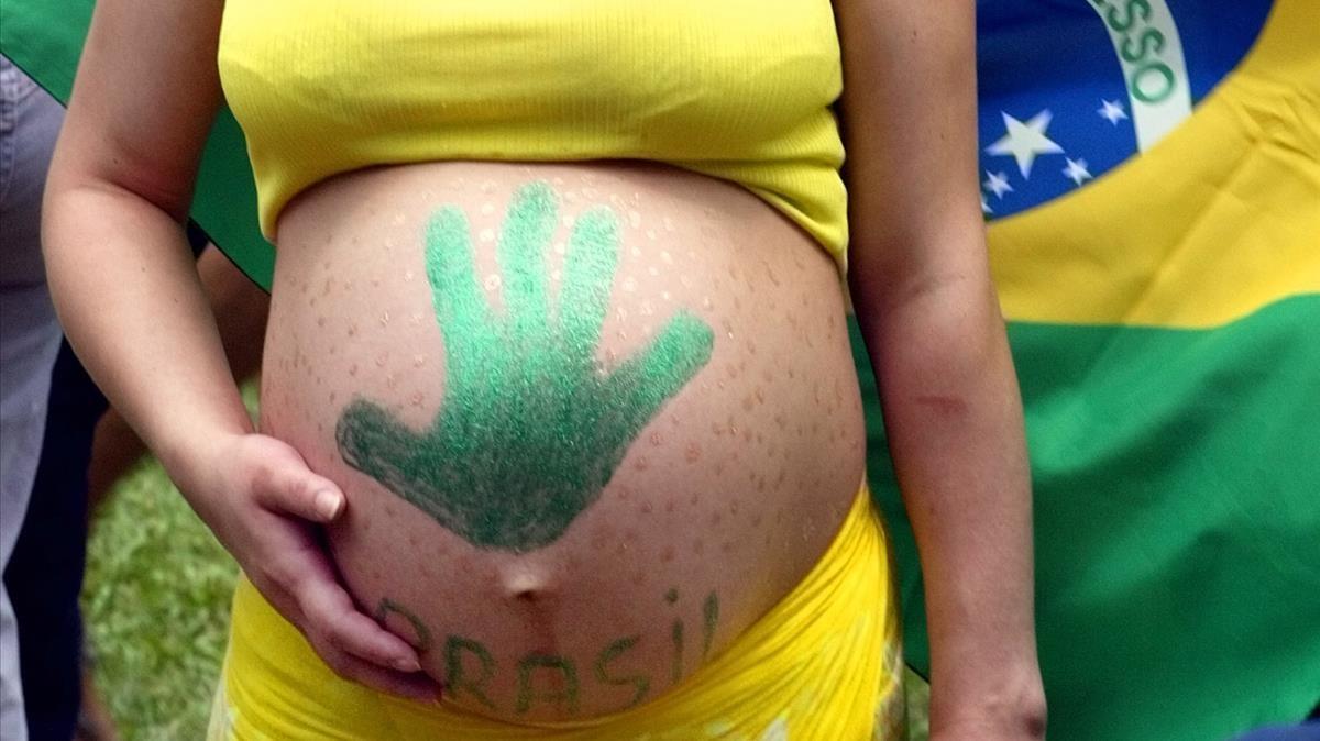 Una aficionada brasileña embarazada, durante la final de la Copa del Mundo de 2002.