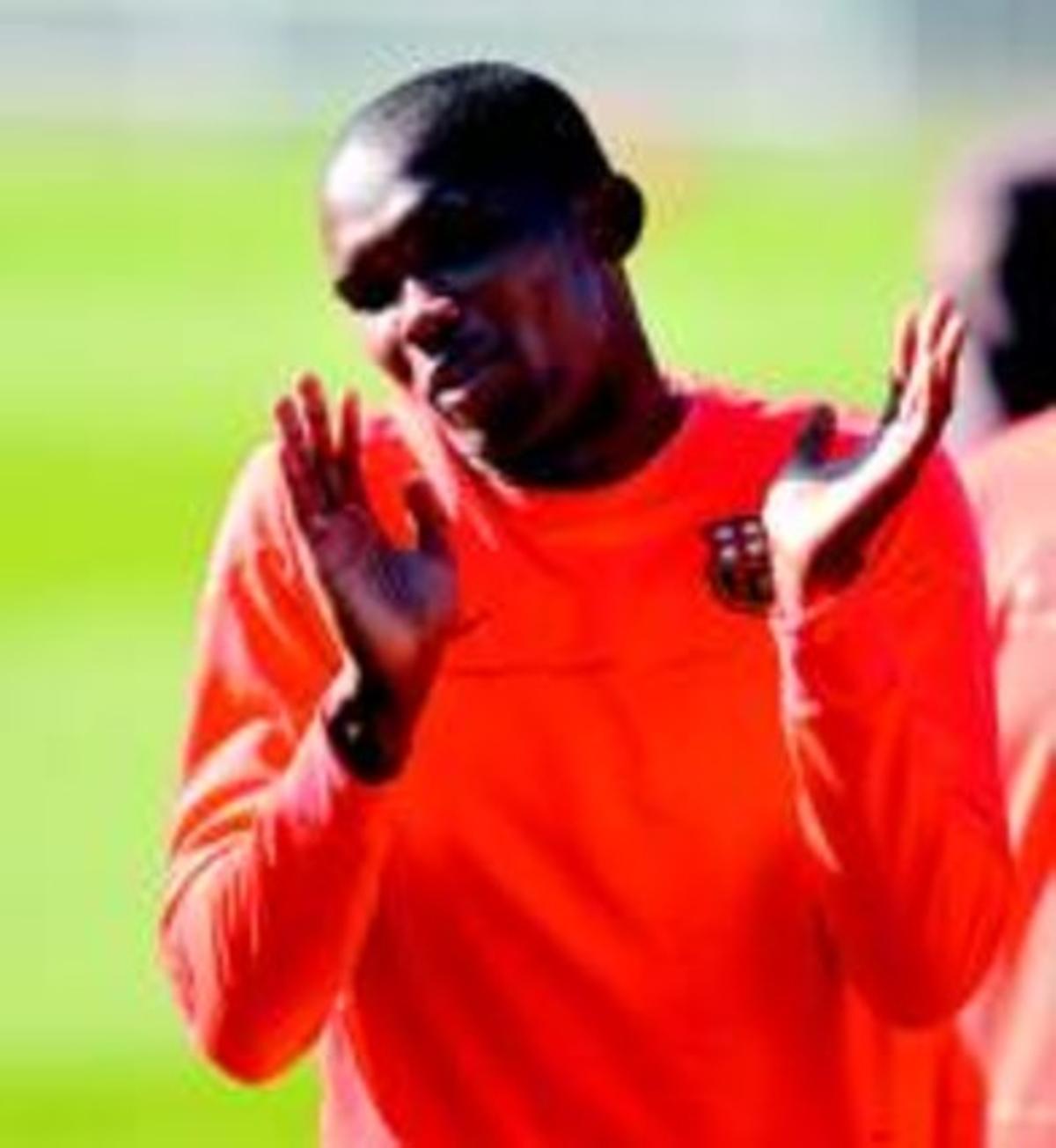 Etoo fa broma a l’entrenament d’ahir al Miniestadi. Etoo fa broma a l’entrenament d’ahir al Miniestadi.