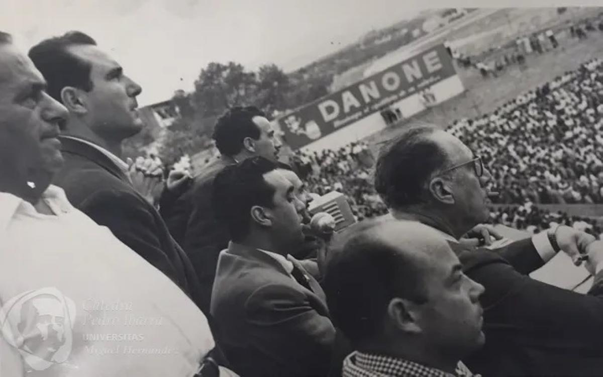 José Garrigós en una retransmisión radiofónica de un partido del Elche CF.
