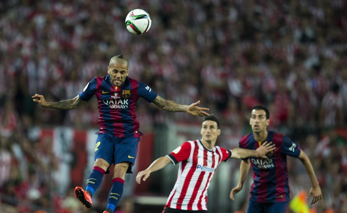 Alves despeja de cabeza durante la final de la Copa.