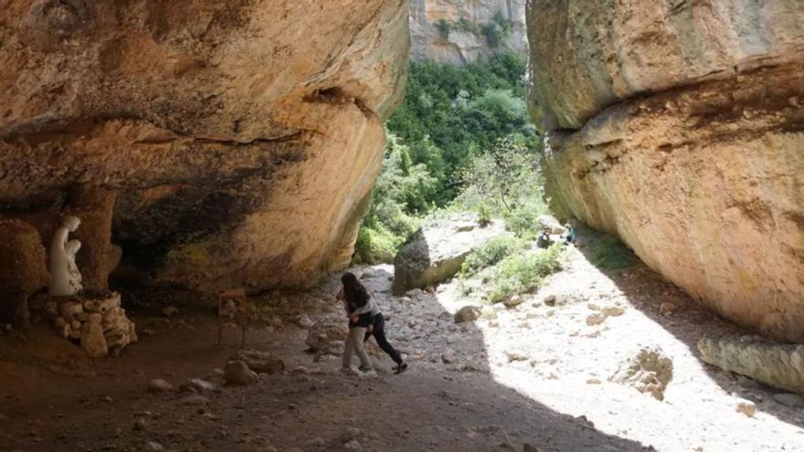 Gorgas de San Julián (1), Mallos de Agüero (2), Monolito de Suerte Canteras (3), chimeneas de hadas en fase de derrumbe (4), esquema geológico de San Julián y anfiteatro natural de Piracés, 5.
    | TURISMO HOYA DE HUESCA