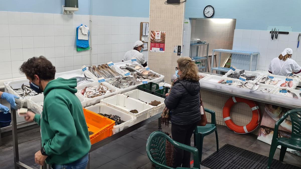 La pescadería de la cofradía de O Grove, situada en el edificio de la lonja.