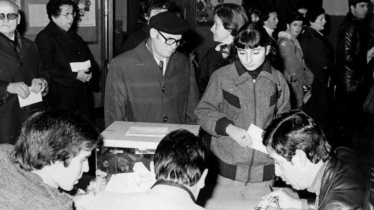 Unha mesa electoral na xornada do 6 de decembro de 1978. Referéndum Constitución española. Efe