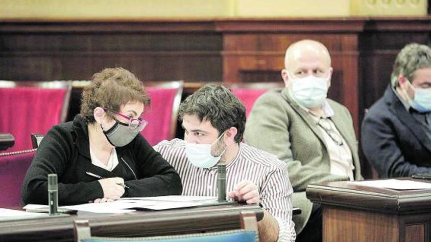 Los diputados de Més conversando durante el debate.