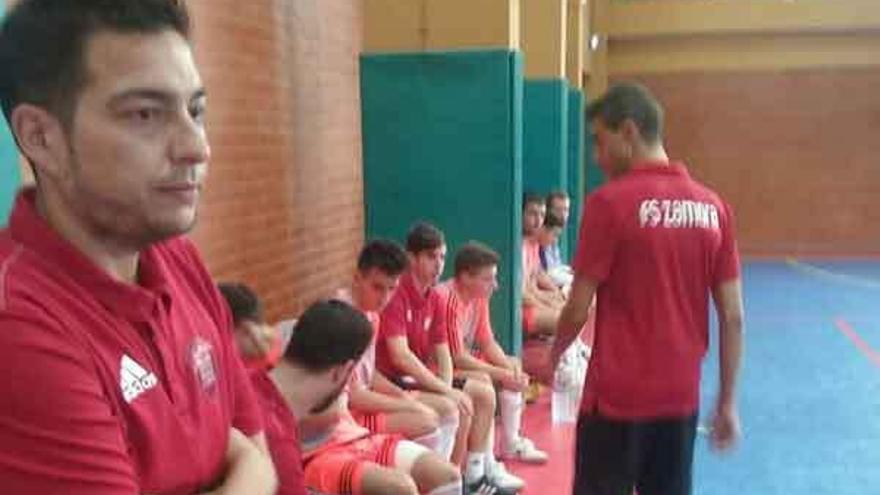 Entrenador y jugadores, durante el partido.