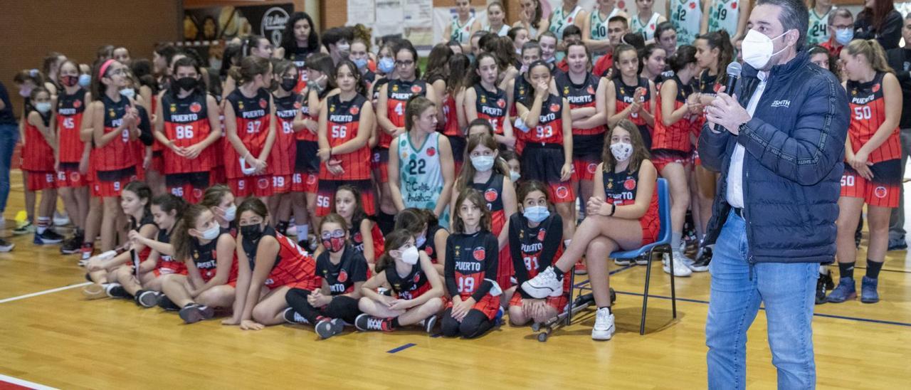 El concejal de Deportes, Javier
Timón, durante la presentación
de los equipos del CBF Puerto
Sagunto. Miguel Mollá | MIGUEL MOLLÁ