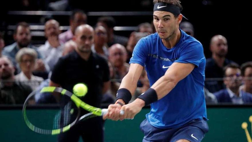 Nadal devuelve una pelota durante el partido de ayer ante Cuevas.