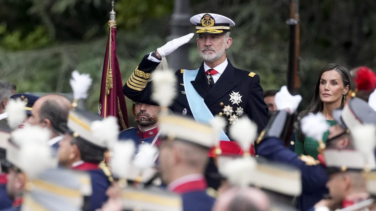 El rey Felipe y la princesa Leonor durante el desfile de las Fuerzas Armadas con motivo de la Fiesta Nacional