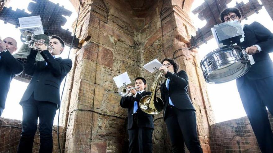 Salve a la Virgen en el campanario de San Isidoro