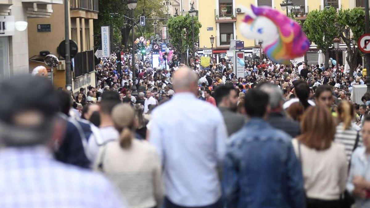 Aglomeración de gente durante el Entierro de la Sardina.