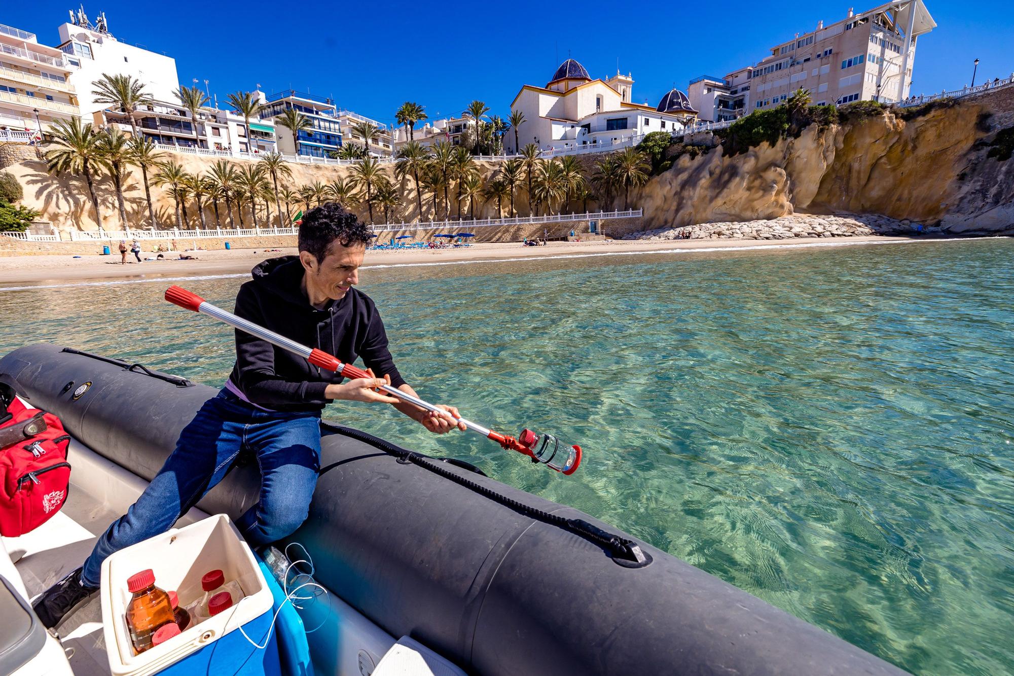 Benidorm analiza semanalmente en su laboratorio el agua de sus playas, la arena y los lavapiés para garantizar su calidad.