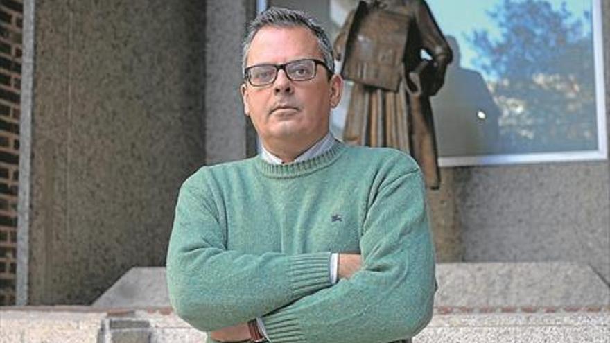 Ángel Doncel, escritor cacereño: «Escribir para mí es liberador y sanador porque me ayuda a contar mi enfermedad»