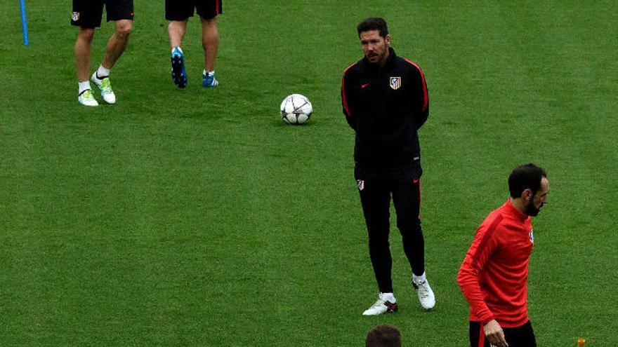 Simeone, ayer, en el entrenamiento del Atlético en el Camp Nou.