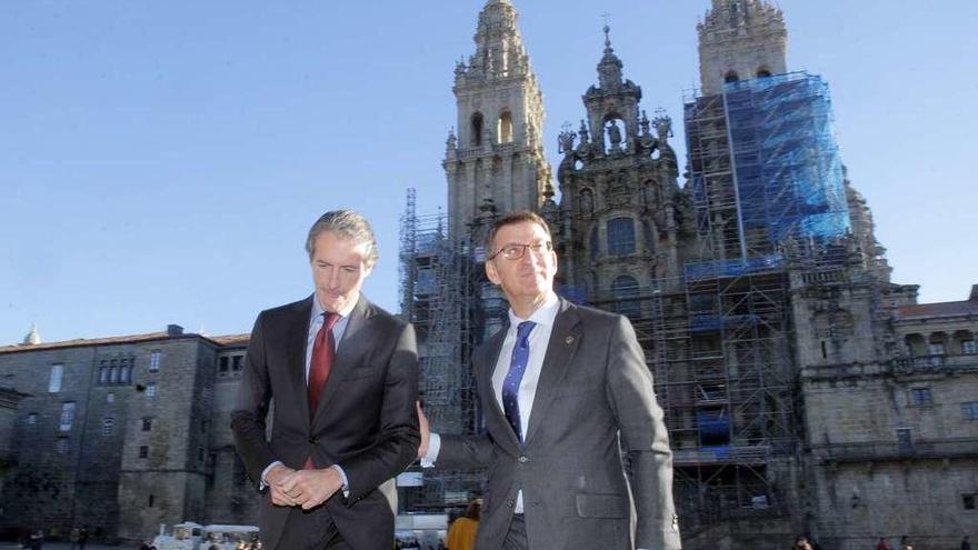 De la Serna y Feijóo, la semana pasada en la Plaza del Obradoiro, en Santiago. // Xoán Álvarez