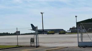 El avión de Defensa, aterrizando este domingo en Santiago con los supervivientes del Argos Georgia.