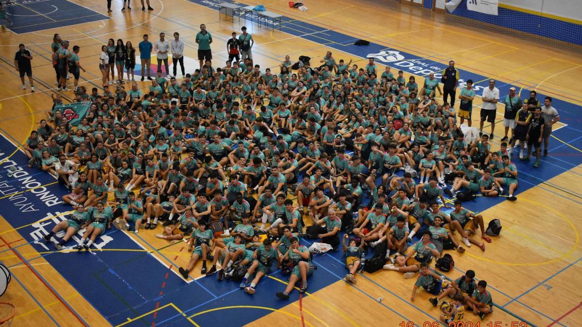 Foto de familia de los participantes en el torneo.