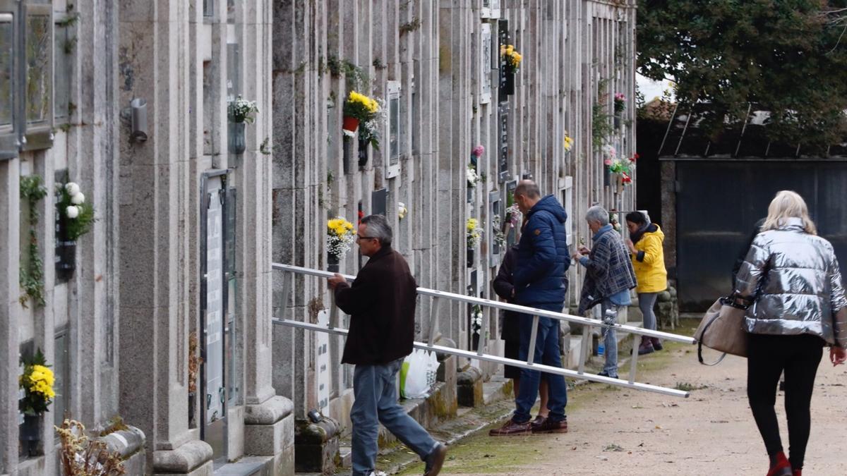 Foto de archivo de un cementerio de Vigo, que amplían su horario por Todos los Santos