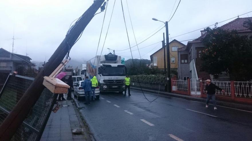 El poste telefónico que derribó el camión en Meira de Arriba.//Gonzalo Núñez