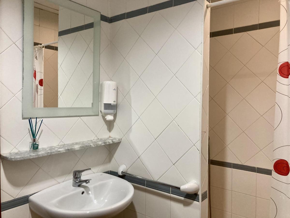 Uno de los baños en las habitaciones del albergue