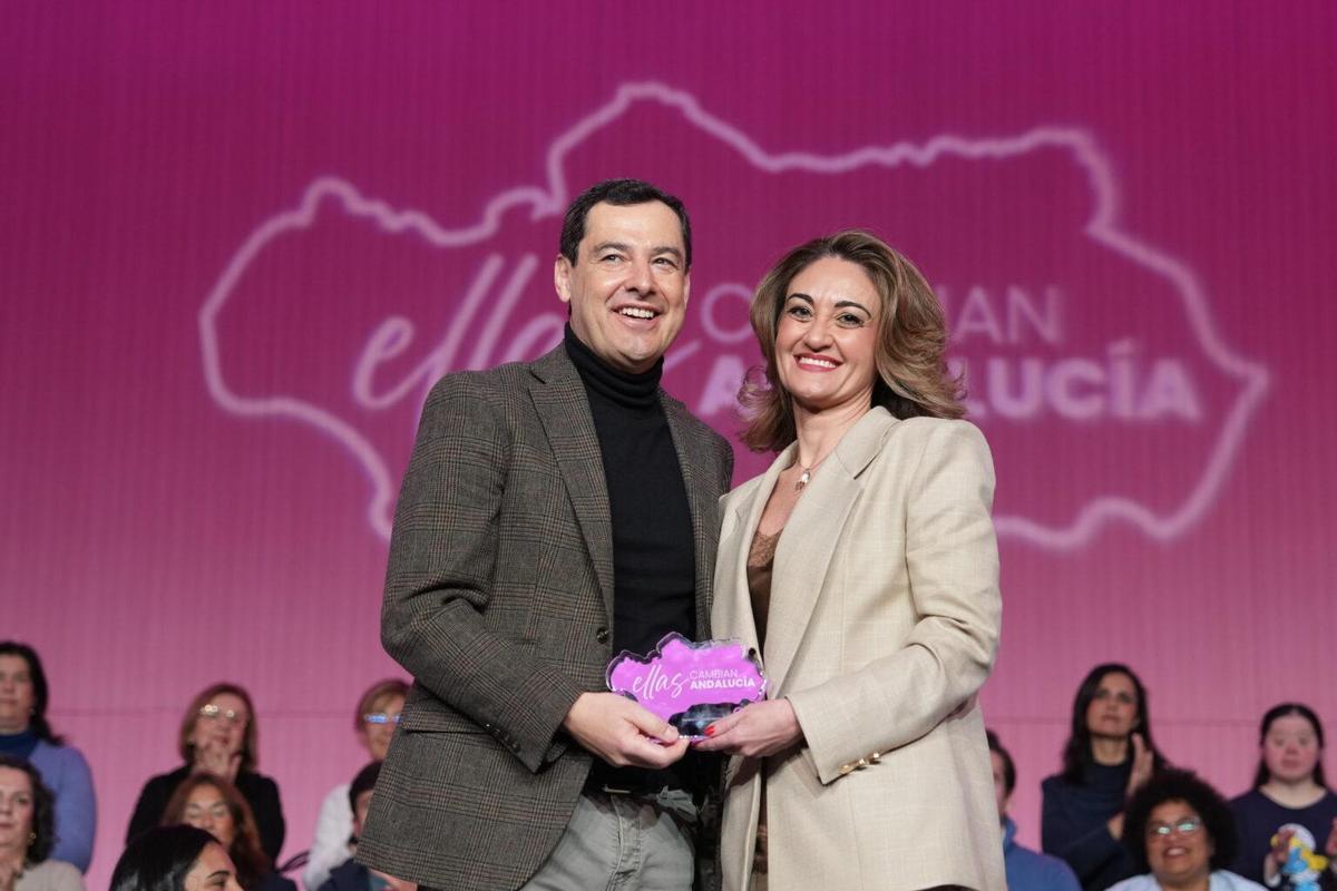 Sandra V. García junto a Juanma Moreno, tras recoger el premio.