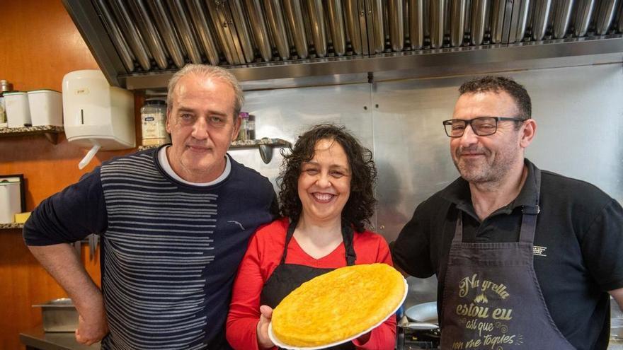 El bar de A Coruña que rompe 800 huevos al día para cocinar su famosa tortilla de patatas: "Soy el que más docenas compra"