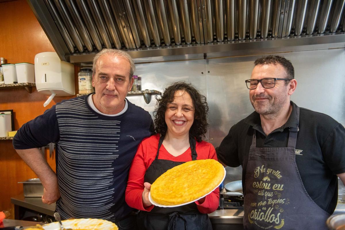 Javier Otero y Loli Castiñeira, propietarios del bar, junto a otro de los cocineros del establecimiento, Andrés Castiñeira.