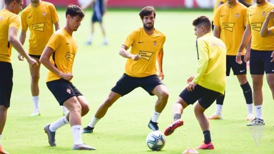 Berto, a la derecha, en un momento del entrenamiento del Sporting de hoy en Mareo.