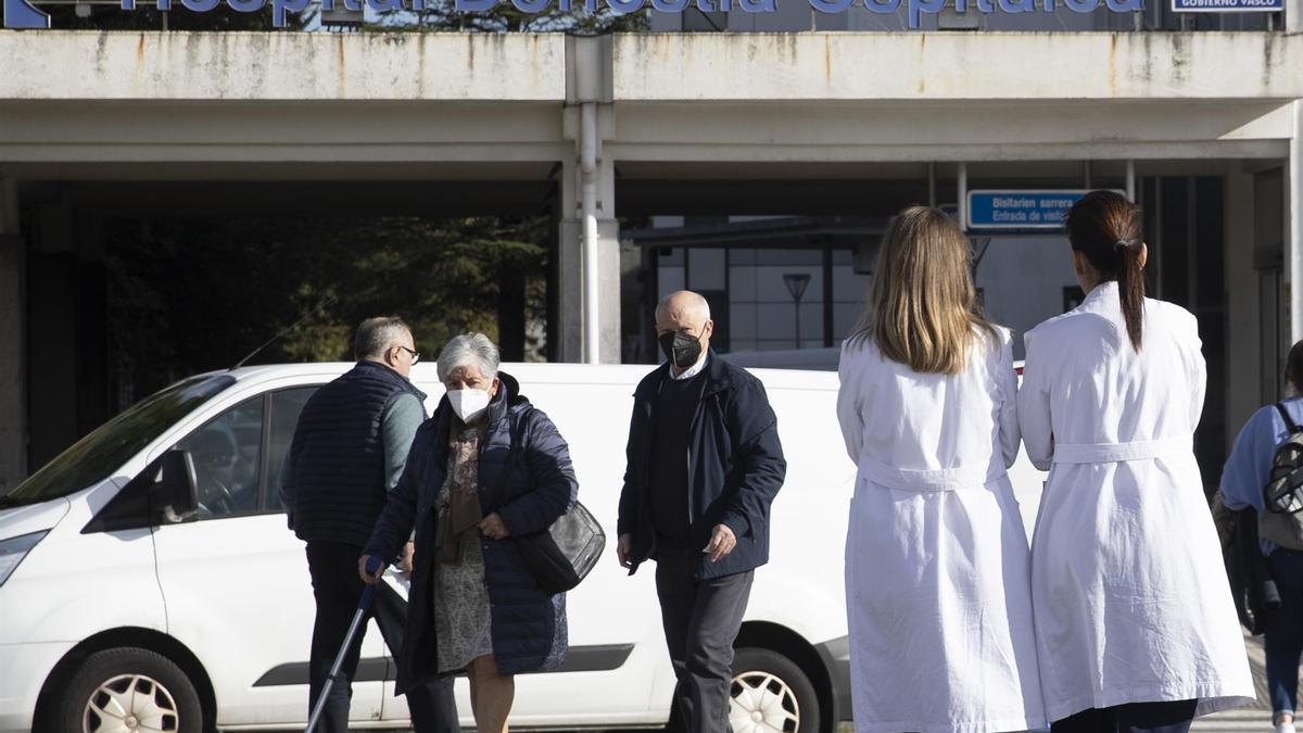 Dos sanitarias caminan junto al hospital Donostia.