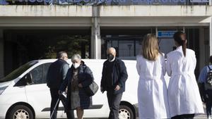 Dos sanitarias caminan junto al hospital Donostia.