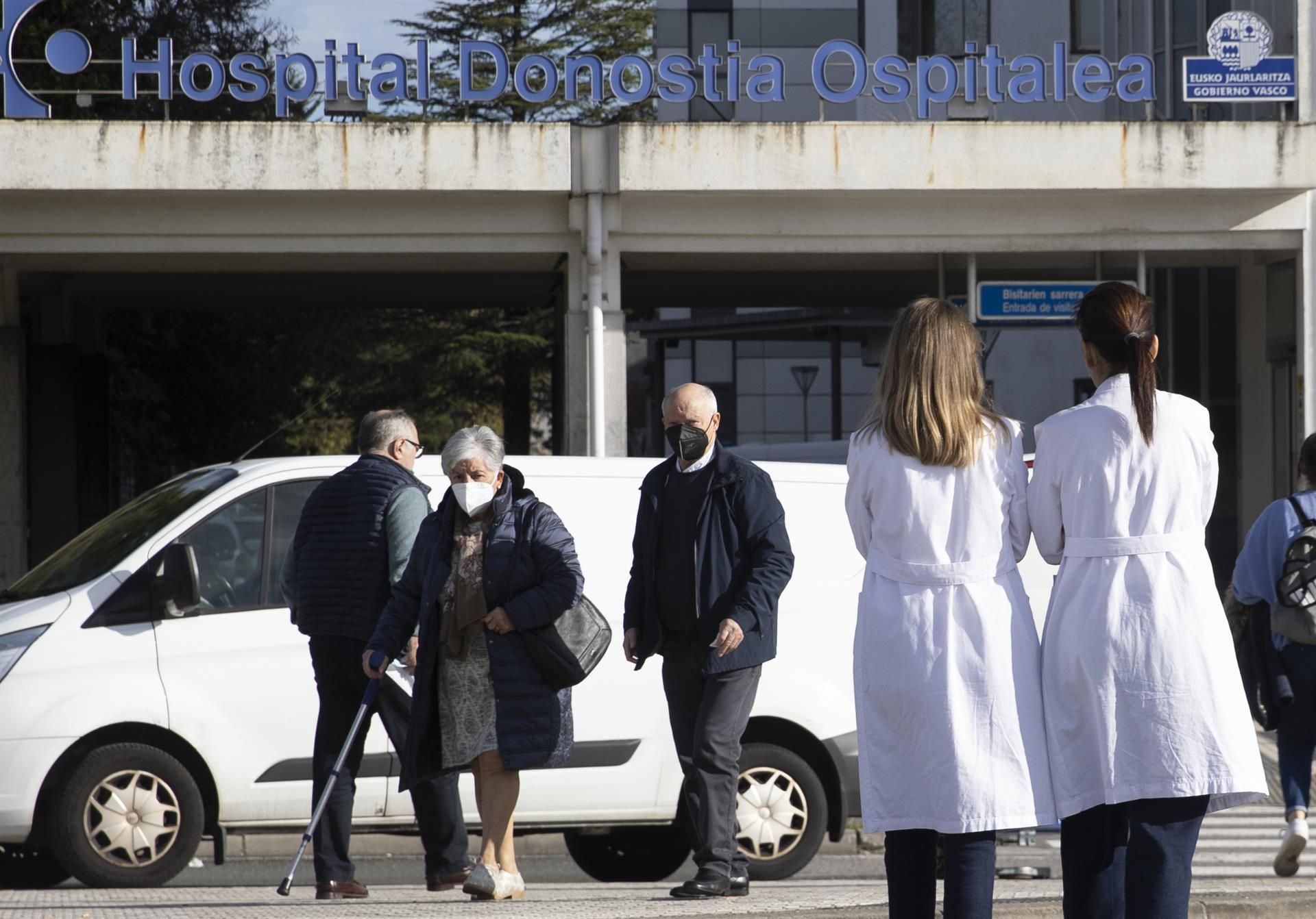 Dos sanitarias caminan junto al hospital Donostia.