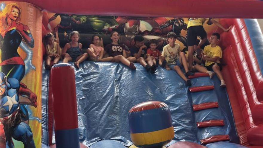 Diversión y encuentro en Grisén con una jornada de actividades organizada por el AMPA del colegio