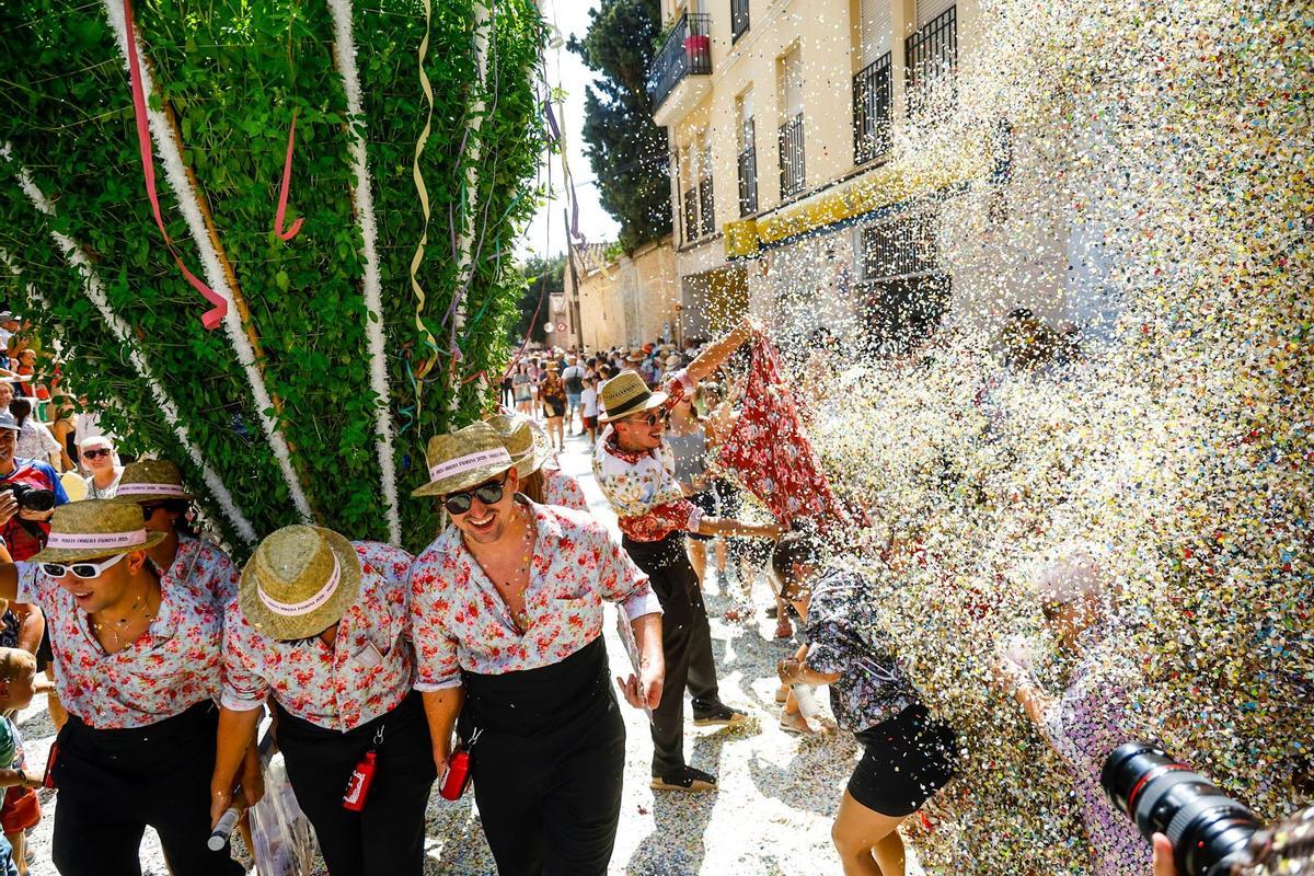 Bétera se rinde a la Rodà: confeti, pólvora y 16 Alfàbegues con nombre de mujer