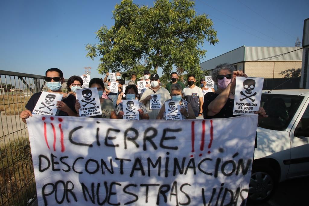 Protesta de los vecinos del barrio de Los Manchegos en San Vicente por un solar con amianto