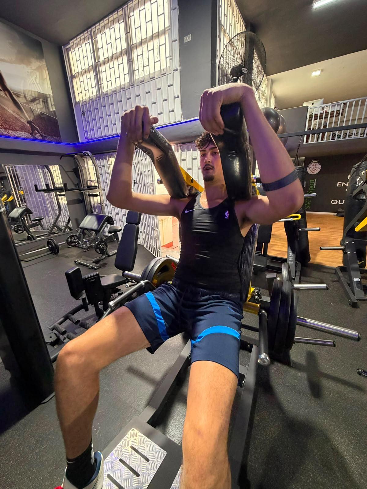 Aday Mara, en una sesión de pesas llevada a cabo en el gimnasio Manu Fit de Santa Cruz.