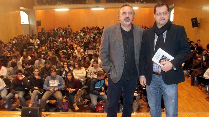 Manuel Moyano (izquierda), ayer en la UPCT con los jóvenes, junto a Parra Sanz.