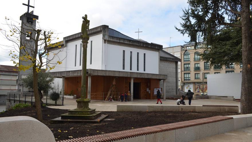 Un sacristán resulta herido grave en Carballo al caerle encima la imagen de un santo