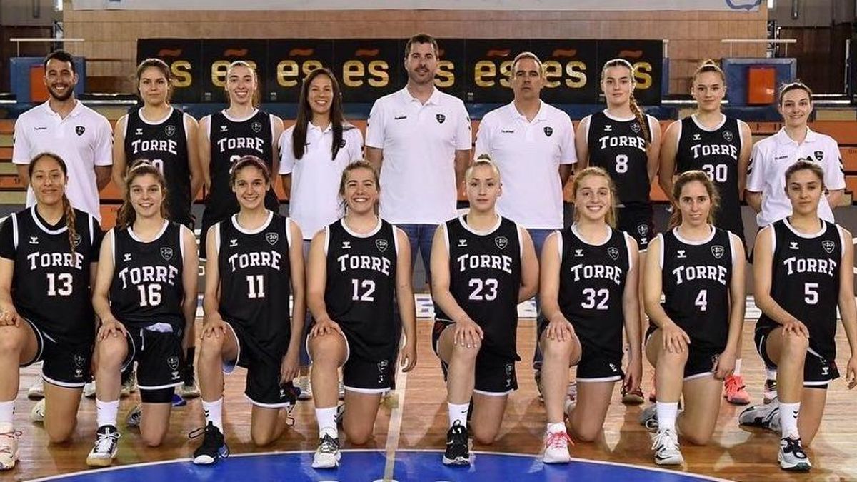 Ana Picos, la tecera por la derecha de pie con el dorsal 8, la temporada pasada con el BT Torrelodones.
