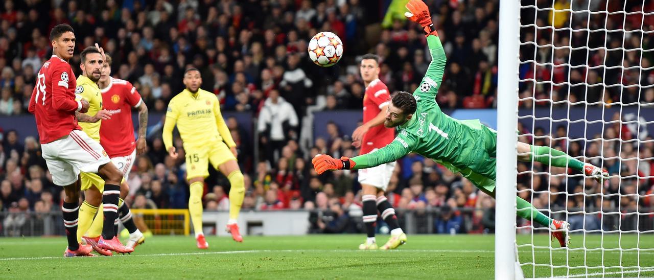 El meta español del Manchester United, David de Gea, evitó que el Villarreal puntuara en Old Trafford.