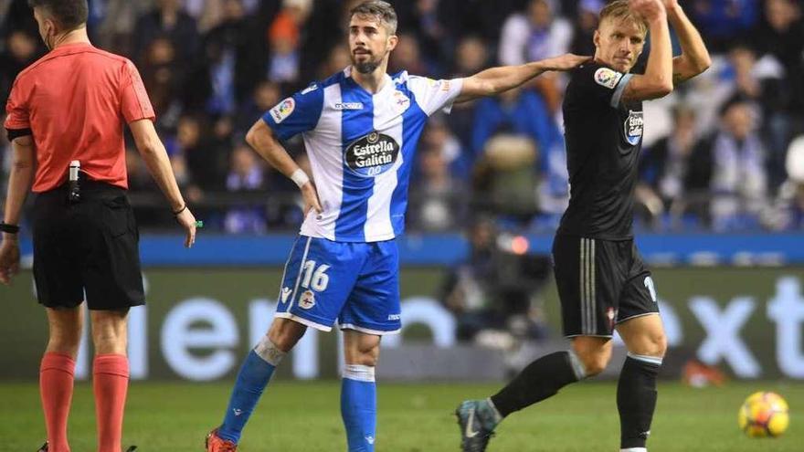 Luisinho, durante el cambio de Wass ayer en Riazor.