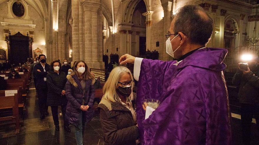 Ceniza sobre la cabeza en el inicio de la Cuaresma