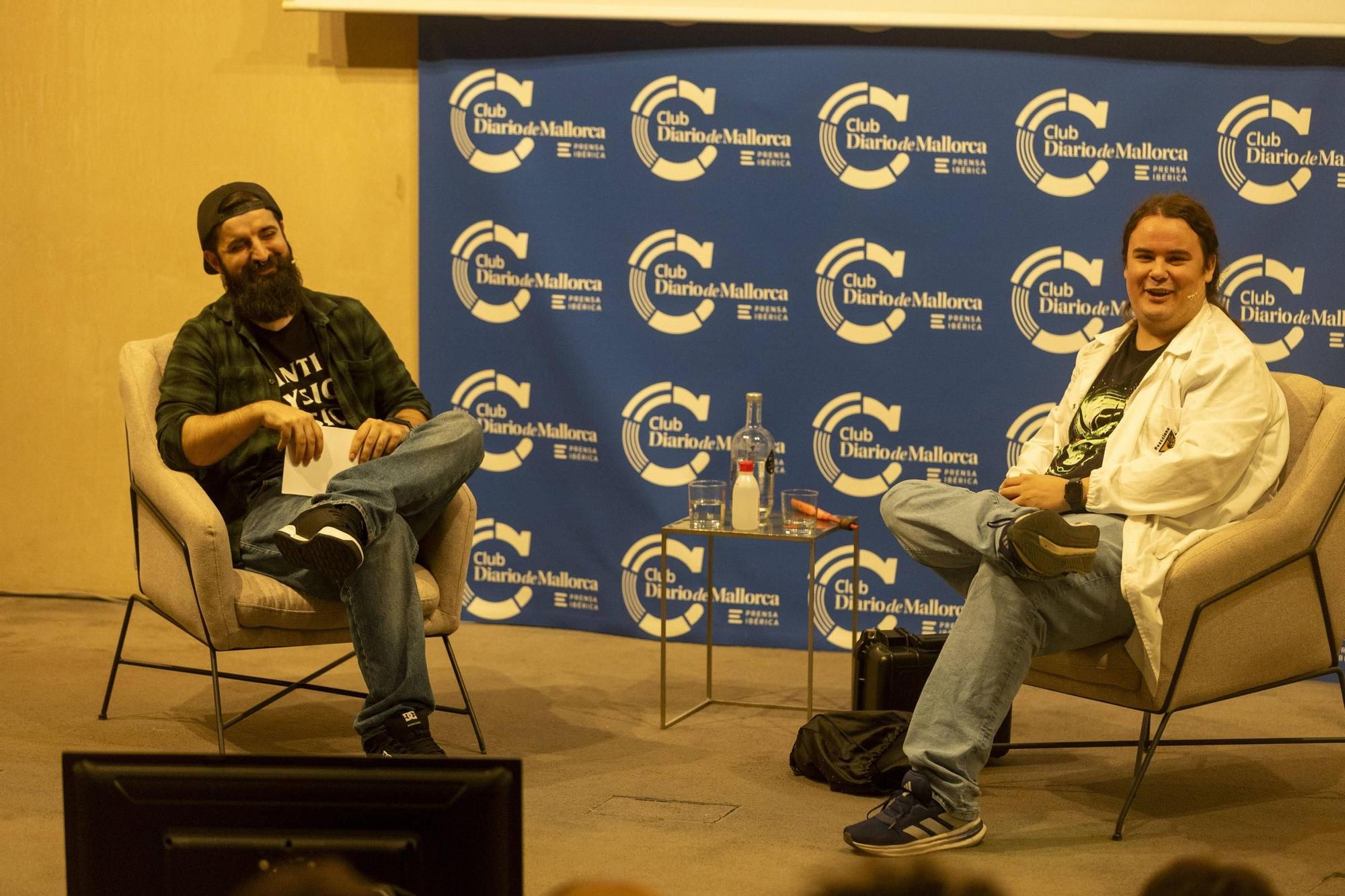 FOTOS | El Físico Barbudo entrevistó al divulgador tras el canal Ponte Bata en un encuentro en Diario de Mallorca