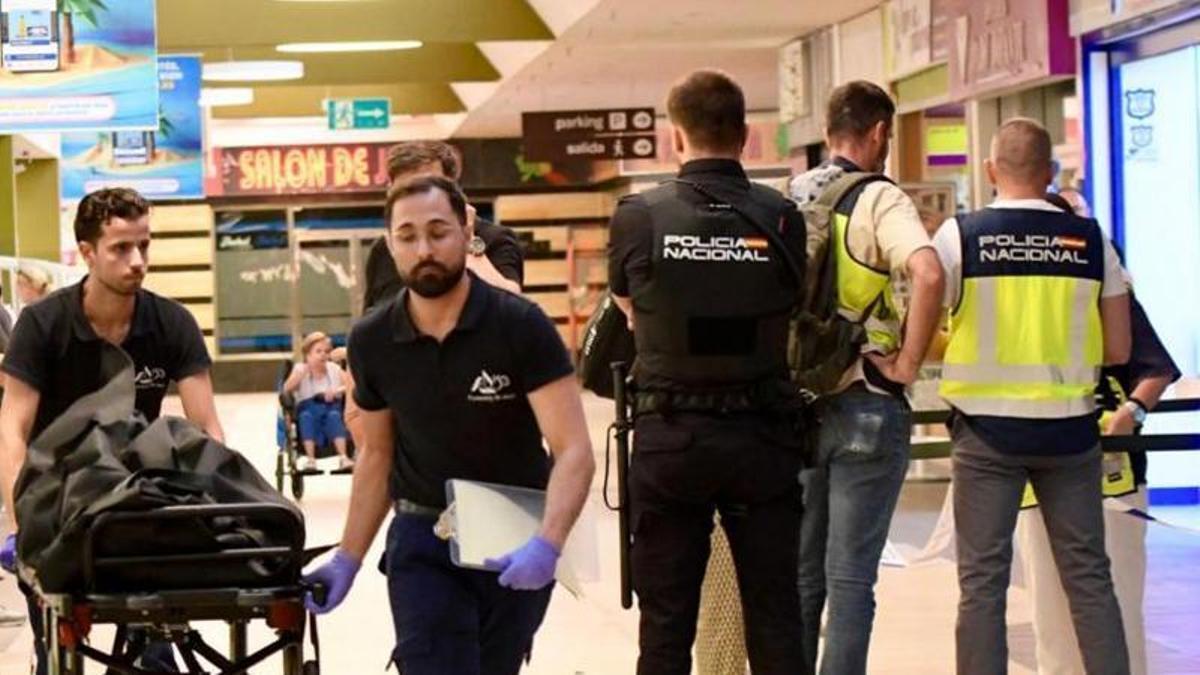 Levantamiento del cadáver de la mujer asesinada en el Carrefour Infante de Murcia