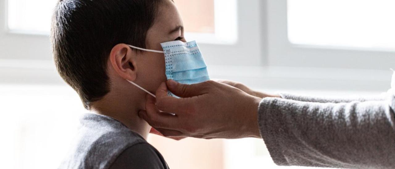 Un niño, con un mascarilla para protegerse ante el coronavirus