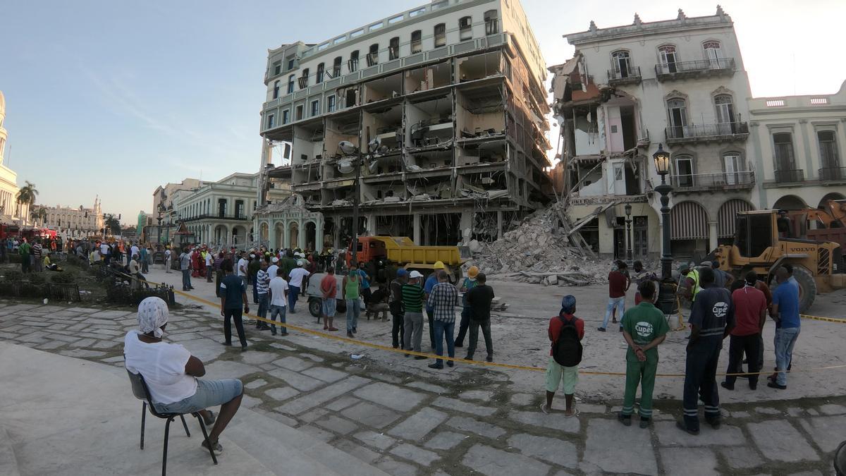 Vista del edificio del Hotel Saratoga de La Habana tras la explosión.