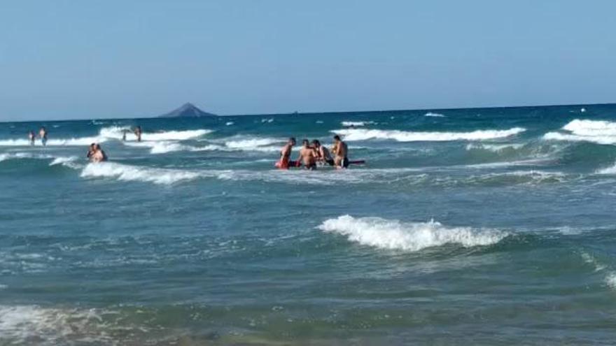 Rescatan a varias personas en la playa de Entremares, en La Manga