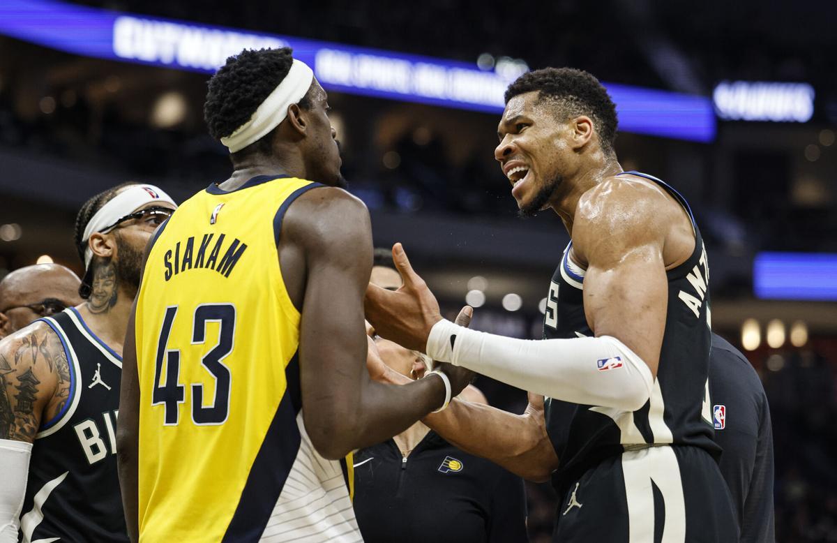 Milwaukee Bucks' Giannis Antetokounmpo, right, argues with Indiana Pacers' Pascal Siakam during the second half of Game 4 of a first-round NBA basketball playoff series Sunday, April 27, 2025, in Milwaukee. (AP Photo/Jeffrey Phelps) Associated Press/LaPresse