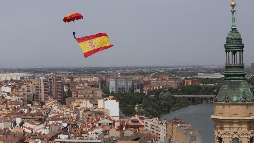 El cabo Molto ha sido el encargado de portar la rojigualda.