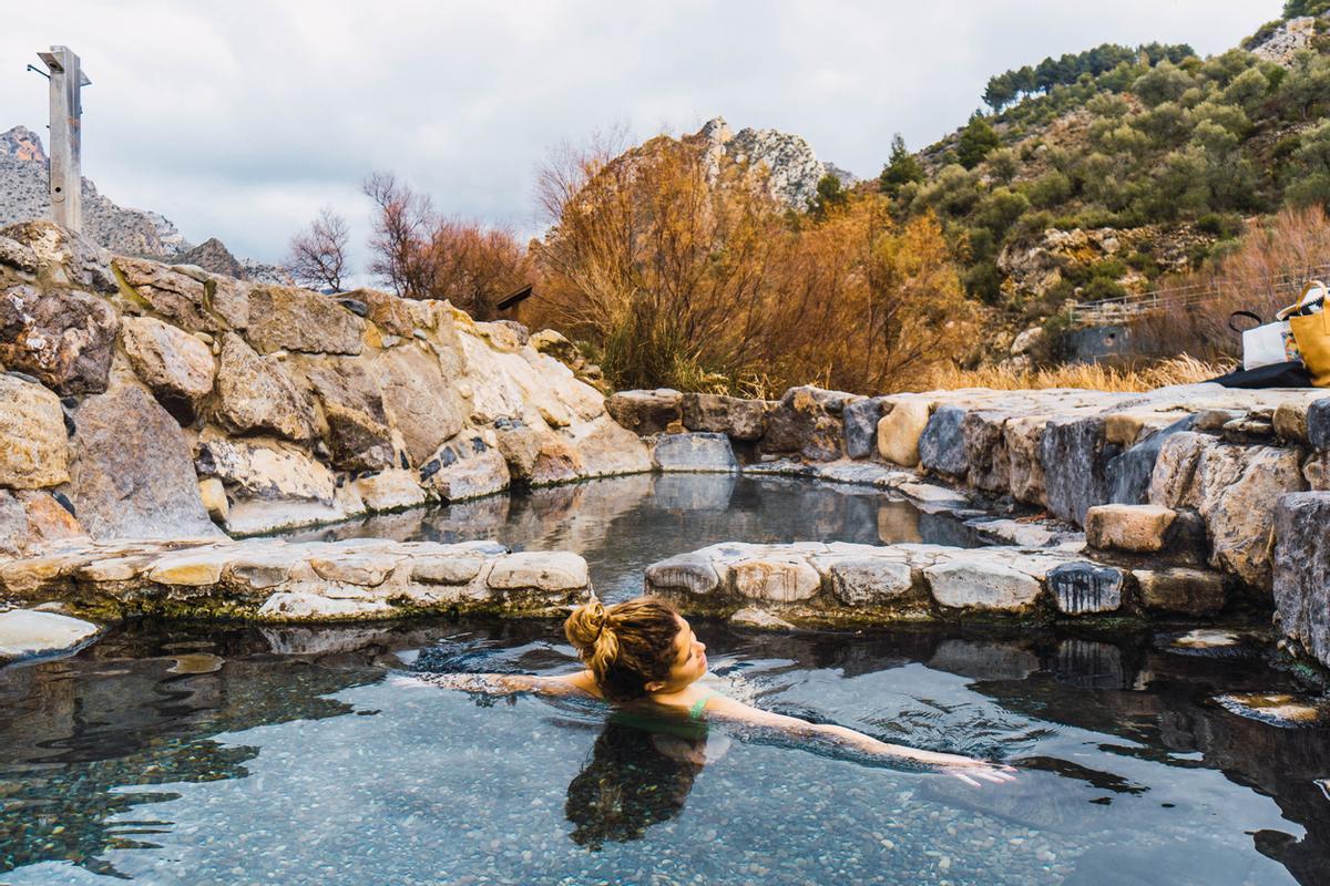 Retrato de mujer en aguas termales naturales nadando